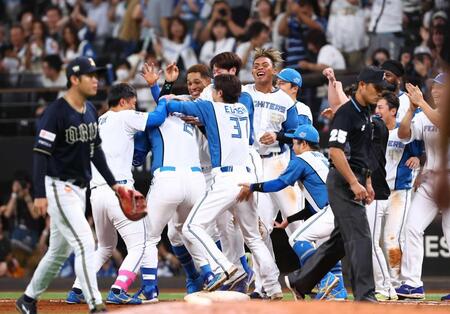 　９回、サヨナラでの劇的な勝利に沸く日本ハムナイン（撮影・中島達哉）