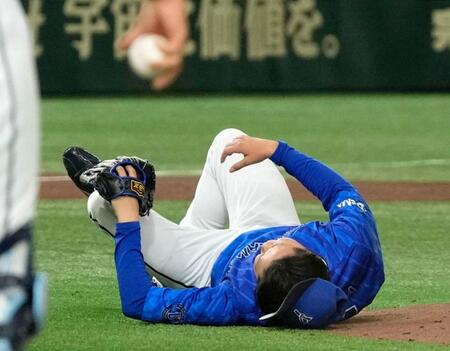 　２回、浅野の打球が当たり、倒れ込む石田裕