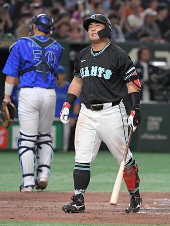 　５回、浅野は空振り三振に倒れる（撮影・佐藤厚）