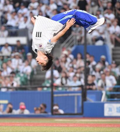 体操男子パリ五輪金メダルトリオにＺＯＺＯマリン喝采　橋本、萱、谷川が登場　豪快バク転、バク宙を披露、着地も始球式もピタリ