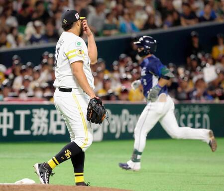 　９回、外崎（奥）に勝ち越し本塁打を浴びたヘルナンデス