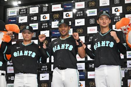 　ヒーローインタビュー後にポーズを決める（左から）中山、オコエ、横川