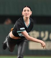 　セレモニアルピッチに登場した三吉彩花さん