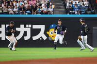 　３回、松本剛の放った打球が野手の間に落ちる（撮影・中島達哉）