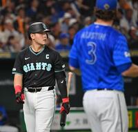 　３回、一邪飛に倒れた岡本和。右はオースティン