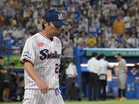 　連敗でリーグ優勝の可能性が完全消滅し、球場を後にする高津監督（撮影・伊藤笙子）