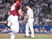 　９回、安田（手前）に右越えソロを打たれ肩を落とす沢村（撮影・開出牧）