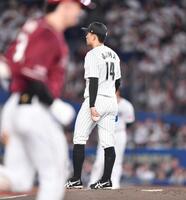 　４回、伊藤裕（手前）に左越えソロを打たれた小島（撮影・開出牧）