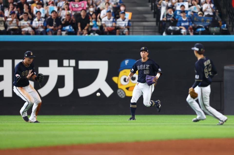 　３回、松本剛の放った打球が野手の間に落ちる（撮影・中島達哉）