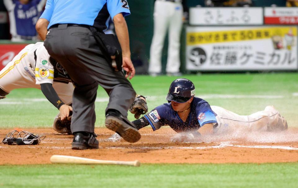 　８回、西川の中前打で代走の二走滝沢が同点の生還