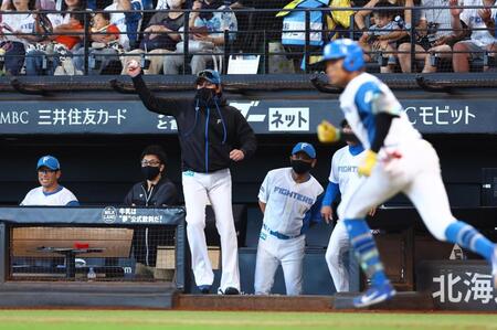 【写真】ご利益ある？“幸運球”を両手で握ってお祈りする新庄監督