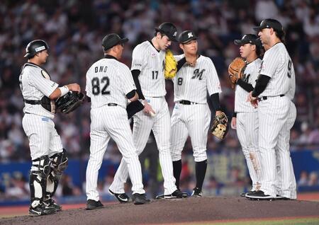 　５回、渡辺佳に勝ち越しの右前適時打を打たれた佐々木（左から３人目）＝撮影・開出牧