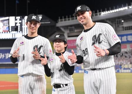 　バットで勝利に貢献しＹＵＳＥＩ選手（中央）とポーズを決めるソト（右）と藤原（左）＝撮影・開出牧