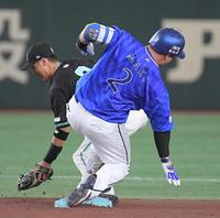 　１回、牧は左線に２点適時二塁打を放つ（野手・吉川）＝撮影・佐藤厚