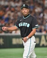 　１回、投手交代を告げベンチに戻る阿部監督