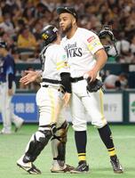 　西武に勝利し、捕手甲斐と抱き合うヘルナンデス