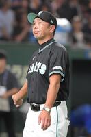 　７回終了後、選手交代を告げた後、ベンチに戻る阿部監督（撮影・佐藤厚）