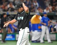 　ＤｅＮＡに敗れ、引き揚げる阿部監督。右奥は三浦監督