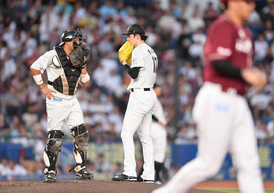 　３回、浅村（右）に四球を与えた佐々木。左は佐藤（撮影・開出牧）