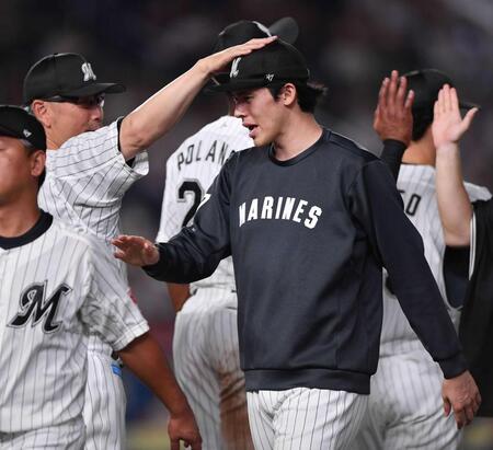 　今季８勝目を挙げた佐々木（中央）は吉井監督から手荒い祝福を受ける（撮影・開出牧）