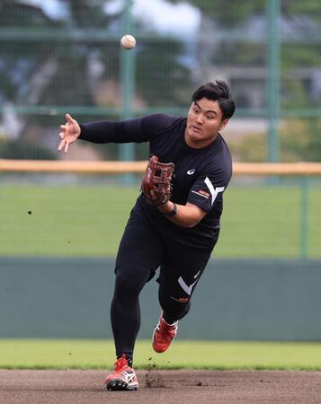 　ノックを受ける佐々木麟太郎（撮影・金田祐二）