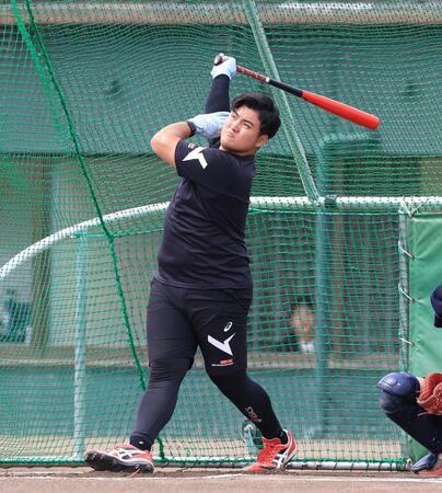 　フリー打撃を披露する佐々木麟太郎（撮影・金田祐二）