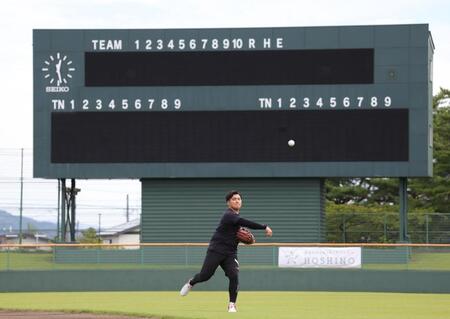 　キャッチボールする佐々木麟太郎（撮影・金田祐二）