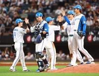 　タッチを交わす日本ハムナイン＝７日