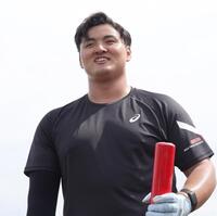 　笑顔で練習数する佐々木麟太郎（撮影・金田祐二）