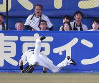 　５回、辰己の中越え適時二塁打に飛びつき、左手を負傷した高部＝８日
