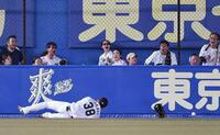 　５回、辰己の中越え適時二塁打に飛びつき、左手を負傷した高部＝８日