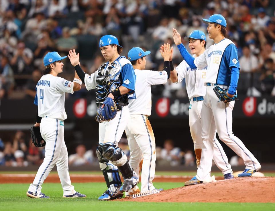 　タッチを交わす日本ハムナイン＝７日
