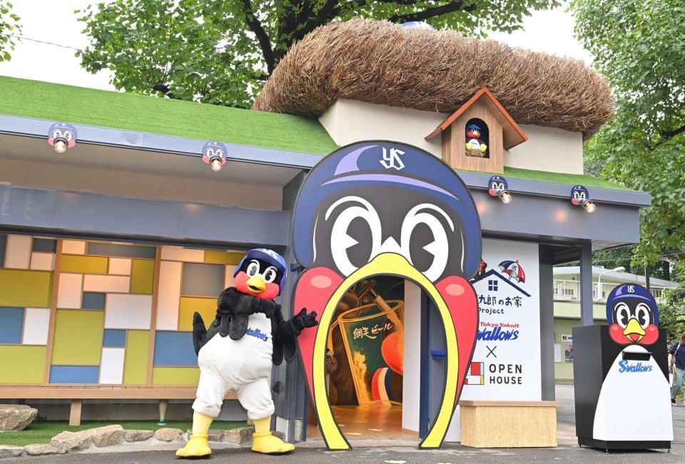 　「つば九郎ハウ巣」お披露目式典に登場したつば九郎＝２０２２年１０月撮影