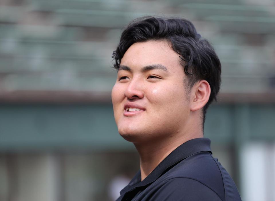 　取材に応じる佐々木麟太郎（撮影・金田祐二）