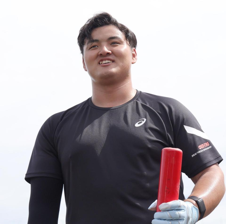 　笑顔で練習数する佐々木麟太郎（撮影・金田祐二）