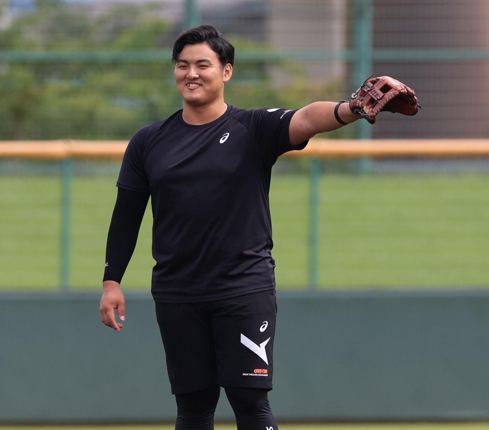 　笑顔でノックを受ける佐々木麟太郎（撮影・金田祐二）