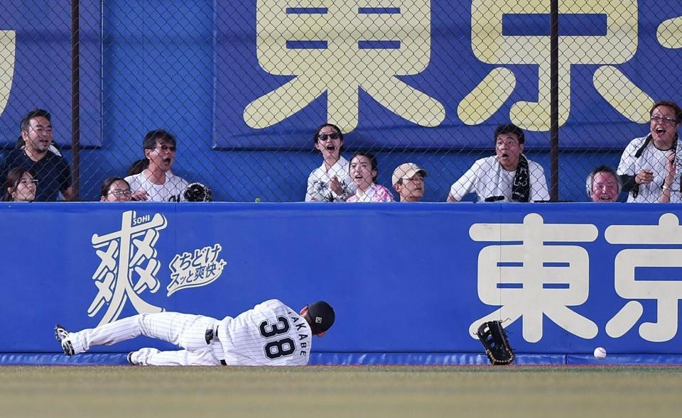 　５回、辰己の中越え適時二塁打に飛びつき、左手を負傷した高部＝８日