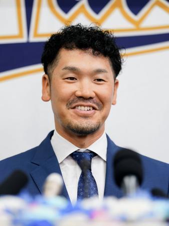 　今季限りでの現役引退を表明するオリックスのＴ-岡田外野手＝１０日、京セラドーム