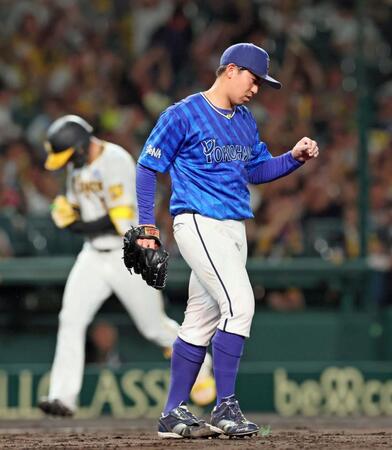 　５回、森下に勝ち越しソロを浴びて肩を落とす東（撮影・立川洋一郎）