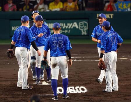 　６回途中、降板する東（左から３人目）＝撮影・山口登