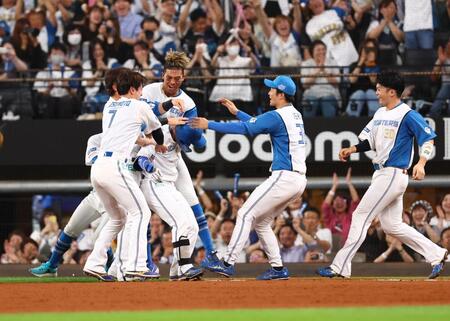 　９回、サヨナラ打を放ち、ナインから手荒く祝福される水野（中央）＝撮影・中島達哉