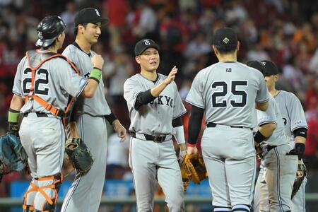 　ナインと勝利のタッチをする坂本（撮影・市尻達拡）