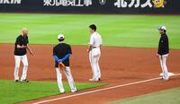 　試合前、森本外野守備走塁コーチ（左）、代田データ分析担当兼走塁コーチ（右）と走塁練習をする清宮（中央）＝撮影・中島達哉