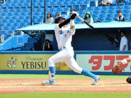 ドラフト１位候補の青学大・西川史礁が今秋１号　スカウトの前でアピール　神宮の左翼席へたたきこむ