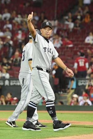 　逆転勝利で終え、親指を立てる阿部監督（撮影・市尻達拡）