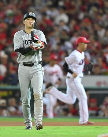 　６回、右飛に倒れ、ベンチに戻る坂本（撮影・市尻達拡）