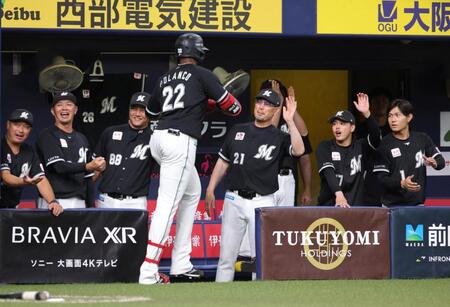 　４回、ポランコは右越えに２ランを放ち、ベンチで吉井監督（２１）らナインに迎えられる（撮影・坂部計介）