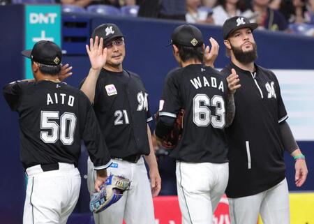 　オリックスに快勝し、笑顔でナインを迎える吉井監督（２１）