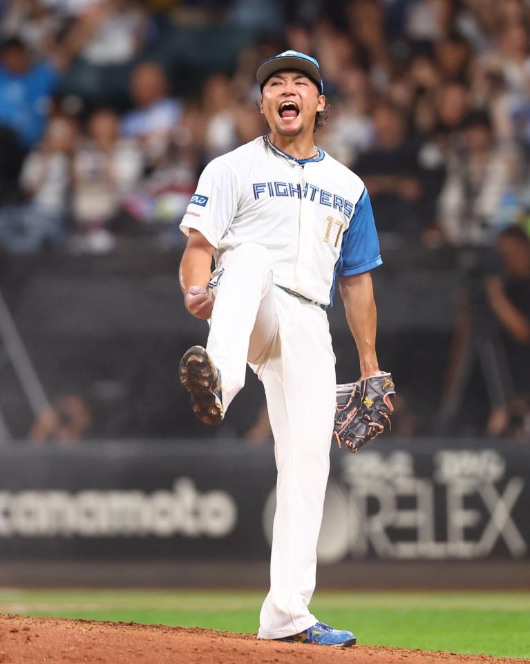 　９回、西川を空振り三振に仕留め、雄たけびを上げる伊藤（撮影・中島達哉）