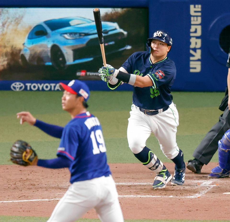 　４回、右越えソロを放つ村上。投手高橋宏